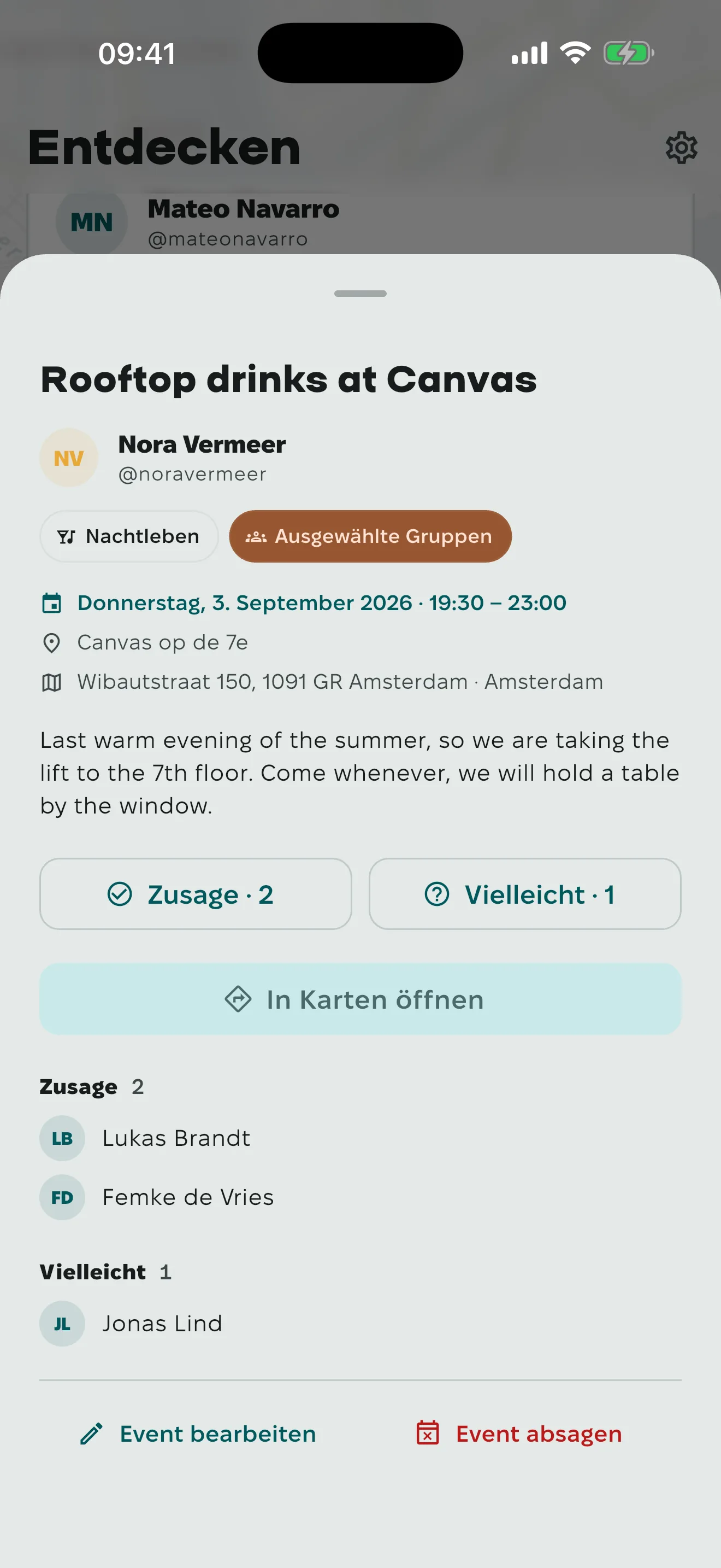 Ein Event-Sheet für Drinks auf der Dachterrasse: Adresse, Uhrzeit, wer mit „Zusage“ oder „Vielleicht“ geantwortet hat, und der Button „In Karten öffnen“.