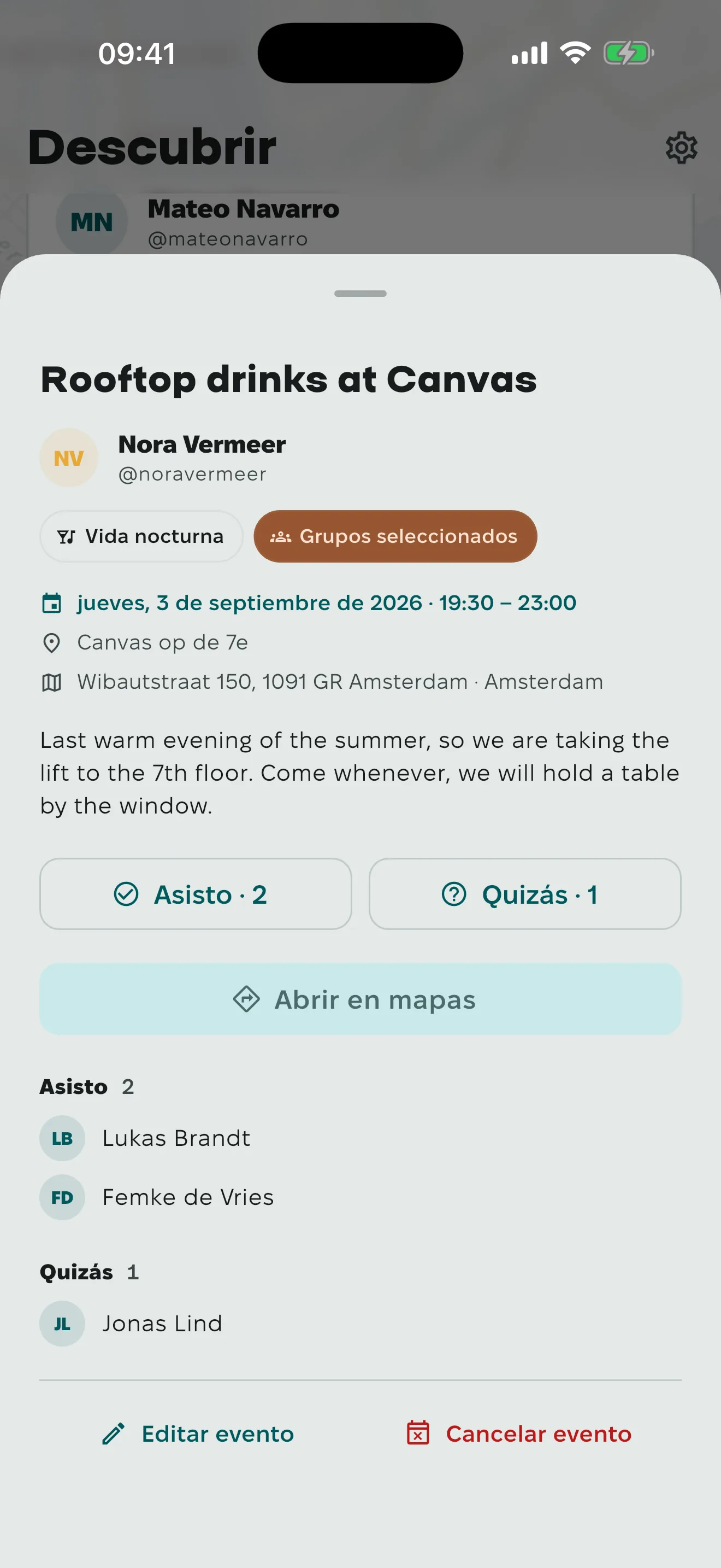 Una ficha de evento de copas en una azotea: la dirección, la hora, quién asiste y quién dijo quizás, y el botón Abrir en mapas.