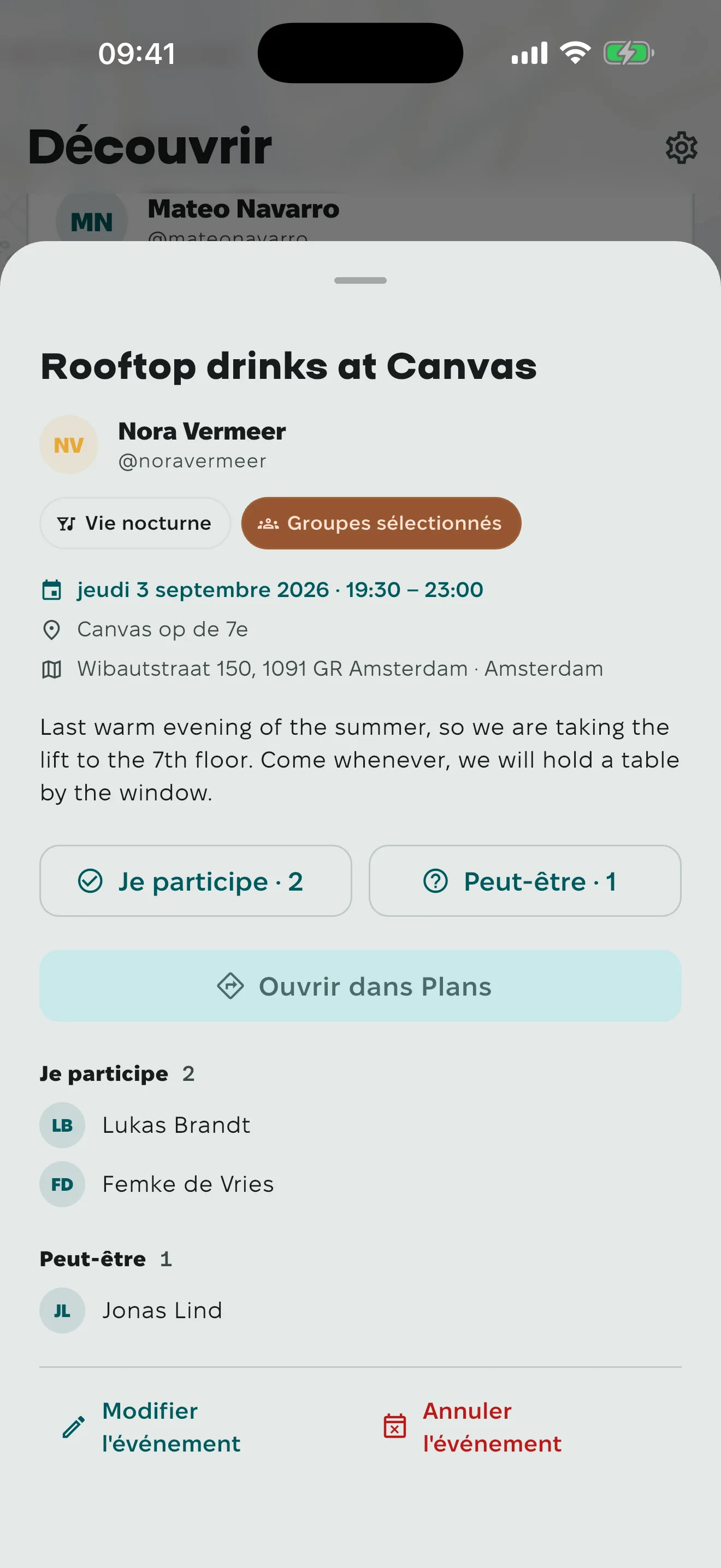 Une fiche d'événement pour un apéro sur un rooftop : l'adresse, l'heure, qui participe et qui a répondu peut-être, et un bouton « Ouvrir dans Plans ».