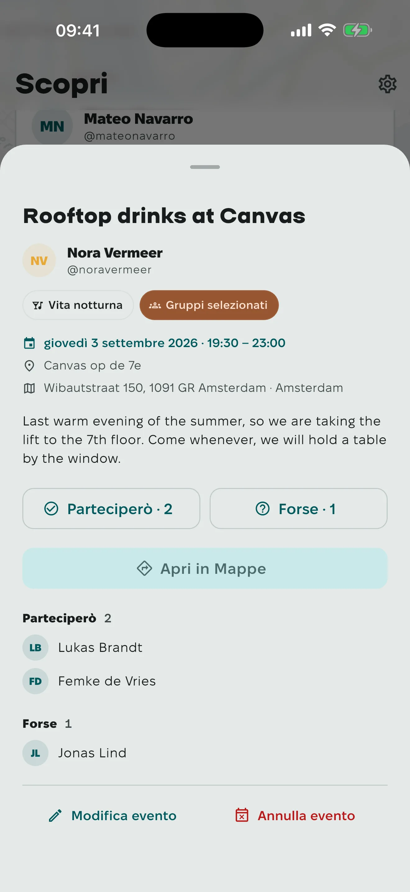 Una scheda evento per drink in terrazza: l'indirizzo, l'orario, chi partecipa e chi ha risposto forse, e il pulsante Apri in Mappe.