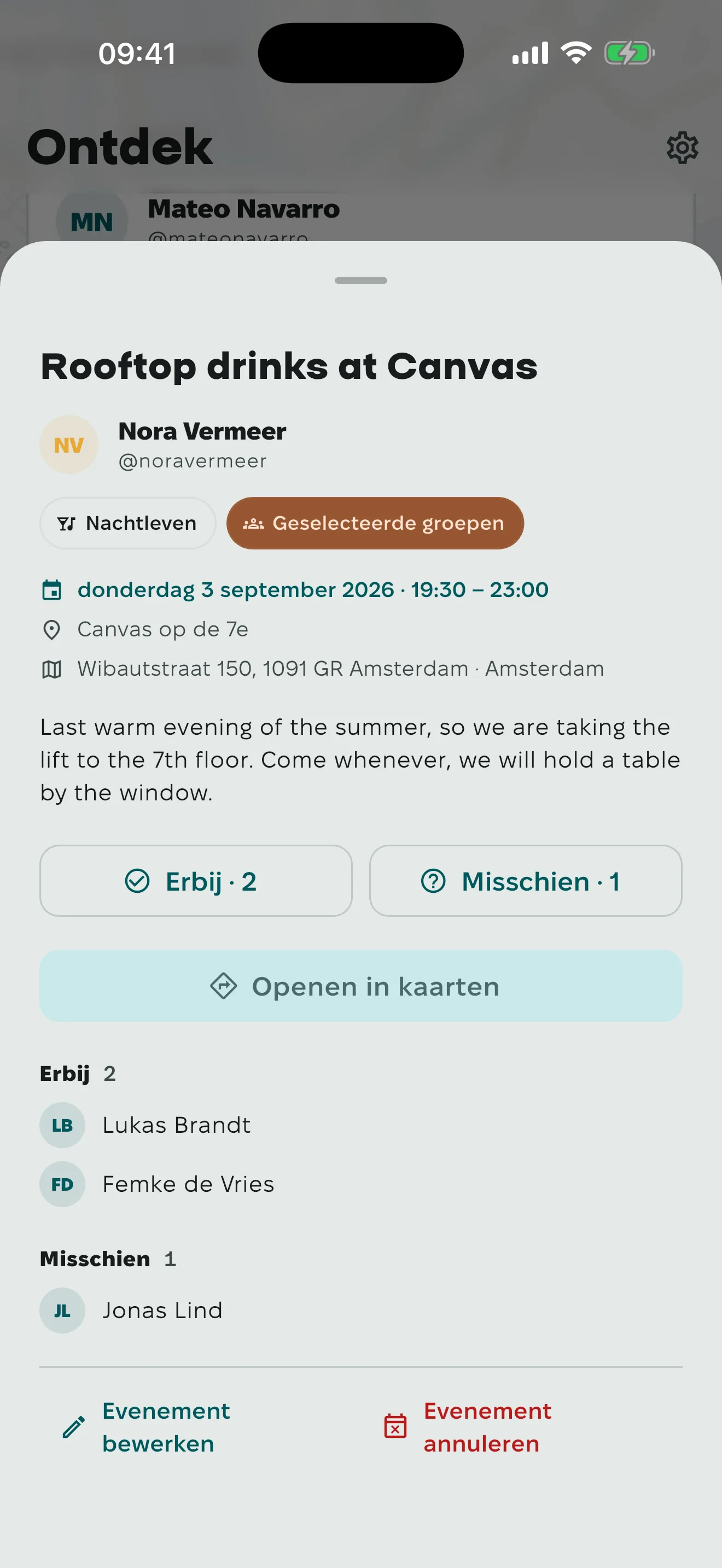 Een evenementkaart voor drankjes op een dakterras: het adres, de tijd, wie erbij is en wie misschien zei, en de knop 'Openen in kaarten'.