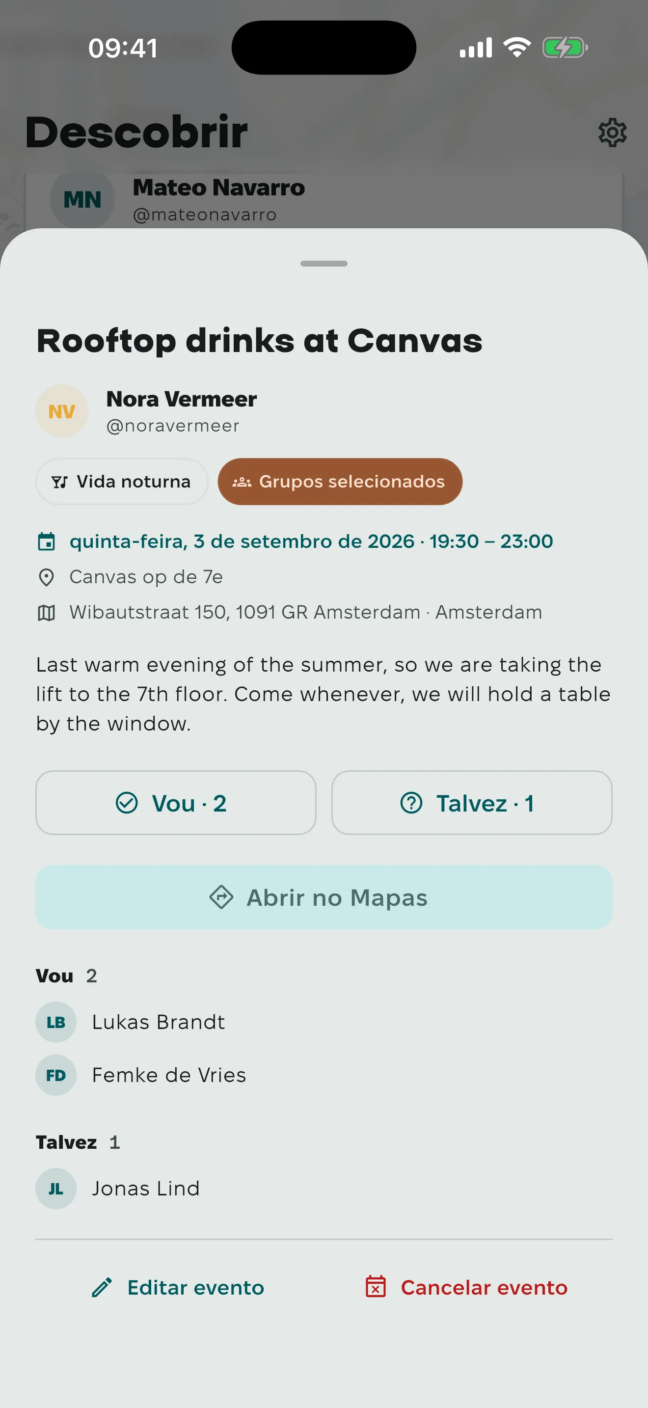 Uma ficha de evento de drinques no terraço: o endereço, o horário, quem vai e quem marcou talvez, e o botão Abrir no Mapas.