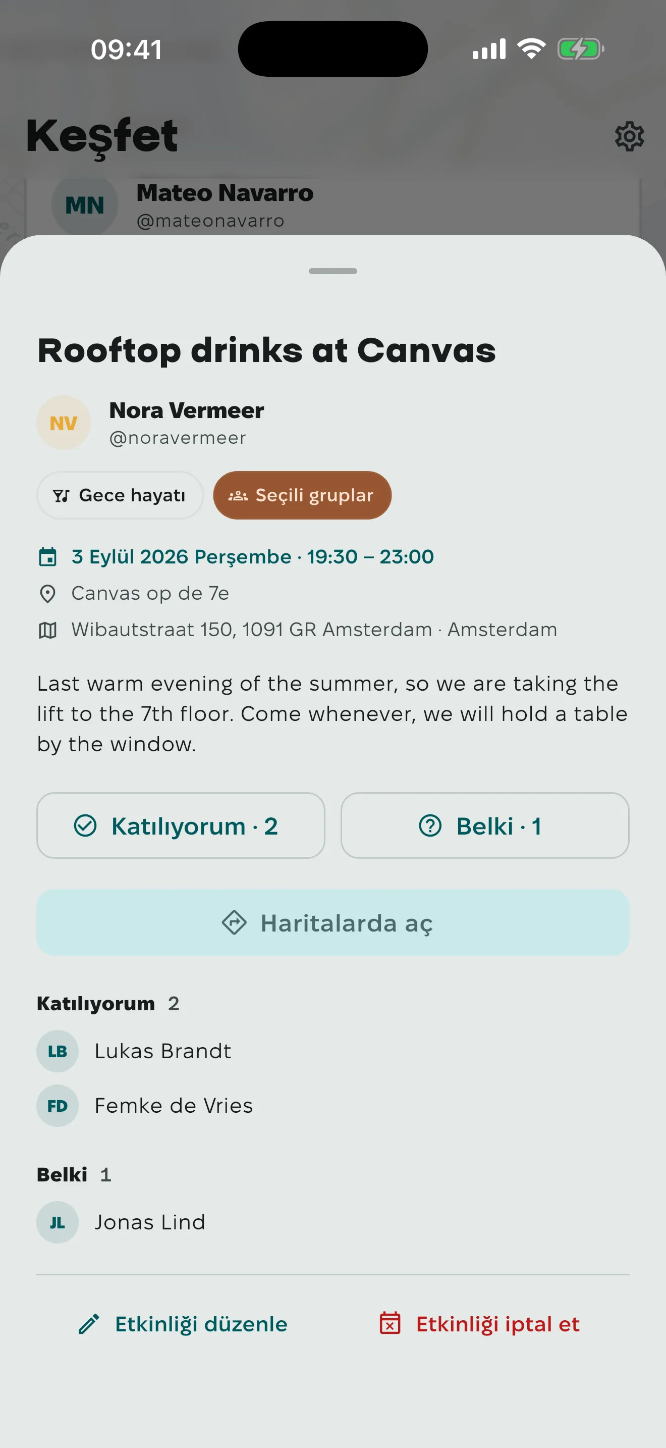 Çatı katında içki etkinliği için bir sayfa: adres, saat, kimin katıldığı ve kimin belki dediği, ve Haritalarda aç düğmesi.